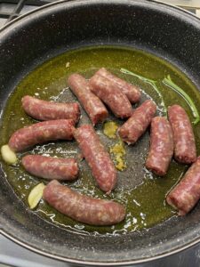 Funghi "Cardoncelli" con Salsiccia: sapori autentici della cucina Pugliese Funghi "Cardoncelli" con Salsiccia: sapori autentici della cucina Pugliese