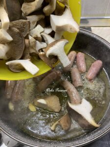 Funghi "Cardoncelli" con Salsiccia: sapori autentici della cucina Pugliese Funghi "Cardoncelli" con Salsiccia: sapori autentici della cucina Pugliese