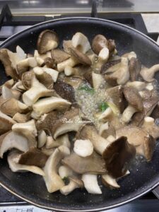 Funghi "Cardoncelli" con Salsiccia: sapori autentici della cucina Pugliese Funghi "Cardoncelli" con Salsiccia: sapori autentici della cucina Pugliese