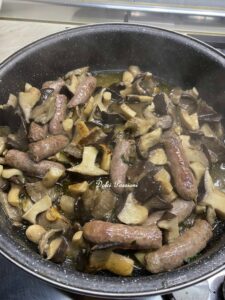 Funghi "Cardoncelli" con Salsiccia: sapori autentici della cucina Pugliese Funghi "Cardoncelli" con Salsiccia: sapori autentici della cucina Pugliese