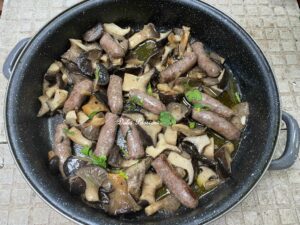 Funghi "Cardoncelli" con Salsiccia: sapori autentici della cucina Pugliese Funghi "Cardoncelli" con Salsiccia: sapori autentici della cucina Pugliese