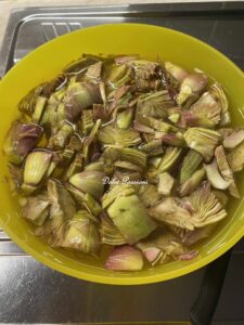 Agnello al forno con Patate e Carciofi: il grande classico della cucina di Casa Agnello al forno con Patate e Carciofi: il grande classico della cucina di Casa