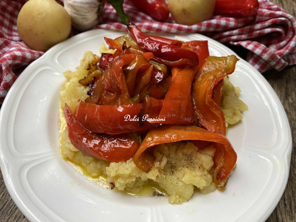 Patate Schiacciate con Peperoni Fritti: Ricetta Tradizionale Lucana