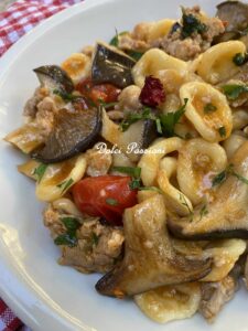 Orecchiette con Salsiccia, Funghi "Cardoncelli" e Pomodorini: un primo piatto Pugliese ricco di profumi, gusto autentico e tradizione. Una ricetta che conquista al primo assaggio.