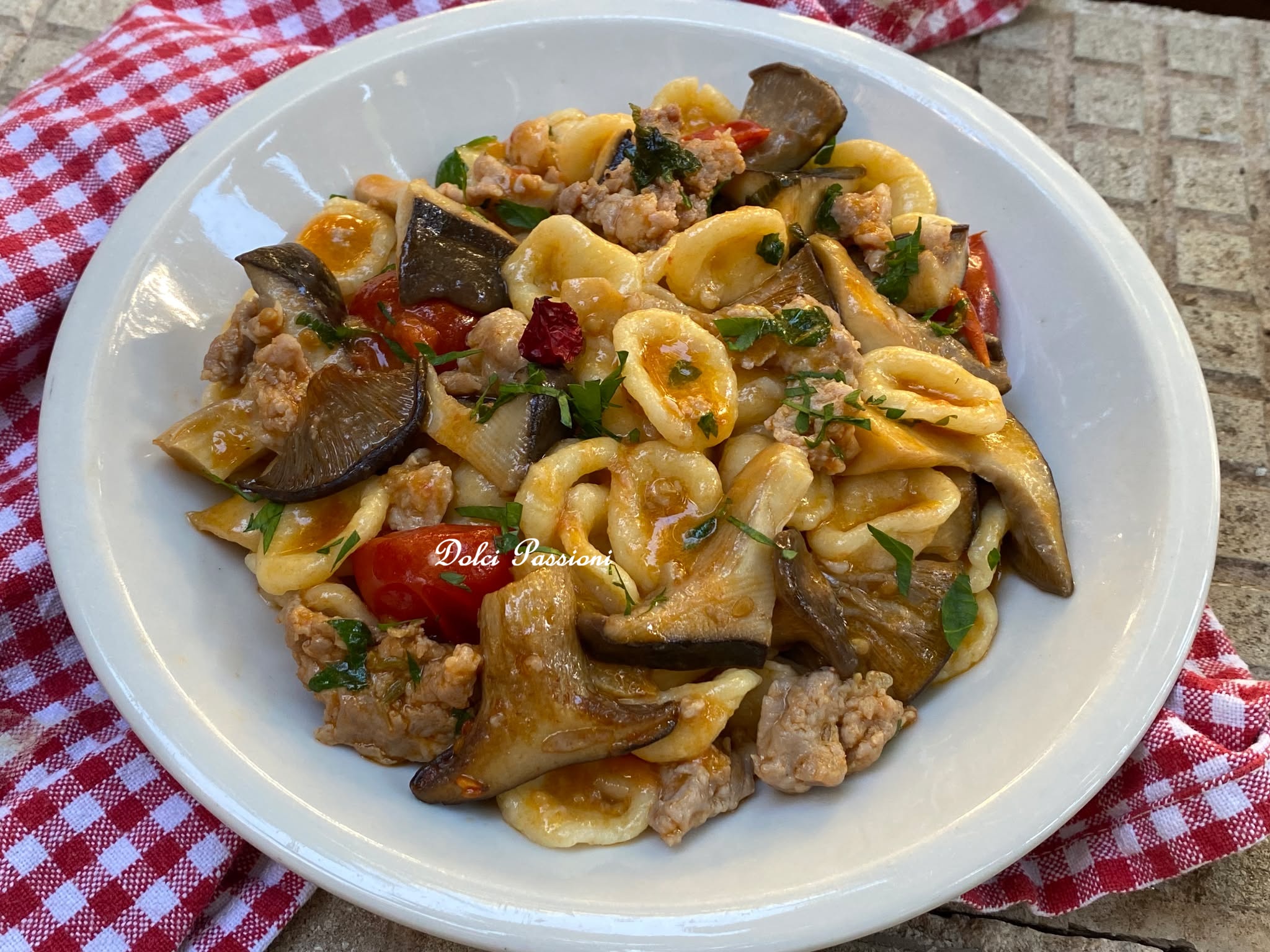 Orecchiette con Salsiccia, Funghi