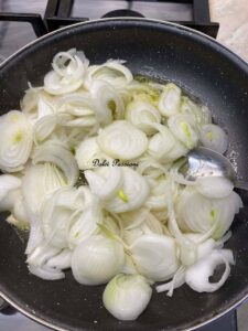 Fegato alla Veneziana: Eleganza e Memoria della cucina Lagunare