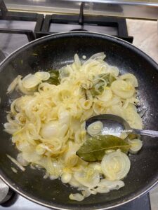 Fegato alla Veneziana: Eleganza e Memoria della cucina Lagunare