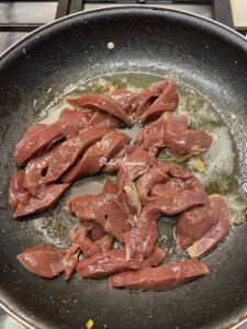 Fegato alla Veneziana: Eleganza e Memoria della cucina Lagunare