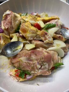 Pollo al forno con Pomodorini alla Lucana: il profumo della cucina semplice che conquista tutti Pollo al forno con Pomodorini alla Lucana: il profumo della cucina semplice che conquista tutti