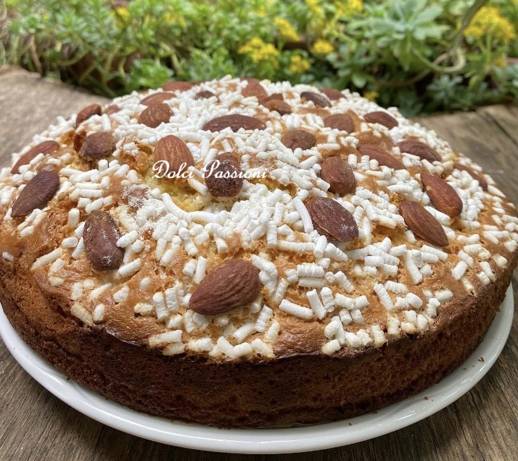 Torta Colomba di Pasqua alle Mandorle: Il dolce soffice e profumato della tradizione!