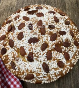 Torta Colomba di Pasqua alle Mandorle: Il dolce soffice e profumato della tradizione!