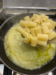 Pasta con Crema di Finocchi e Pancetta Croccante: un primo piatto cremoso e sorprendente