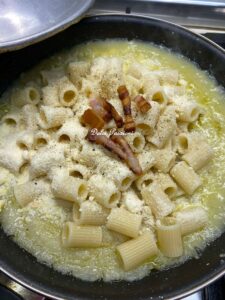 Pasta con Crema di Finocchi e Pancetta Croccante: un primo piatto cremoso e sorprendente