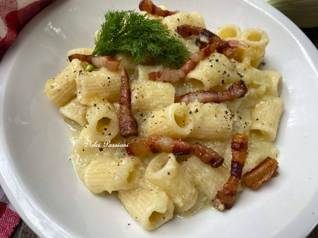 Pasta con Crema di Finocchi e Pancetta Croccante: un primo piatto cremoso e sorprendente