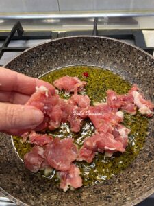 Pasta con Salsiccia sbriciolata e Pomodorini freschi: un primo piatto semplice ma ricco di gusto