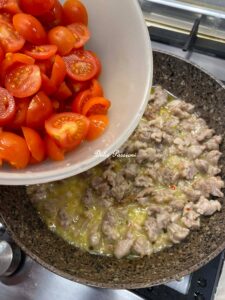 Pasta con Salsiccia sbriciolata e Pomodorini freschi: un primo piatto semplice ma ricco di gusto