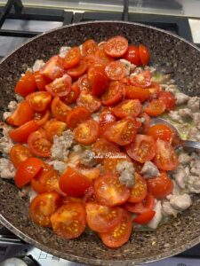 Pasta con Salsiccia sbriciolata e Pomodorini freschi: un primo piatto semplice ma ricco di gusto