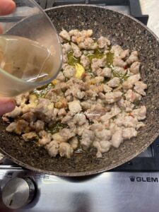 Pasta con Salsiccia sbriciolata e Pomodorini freschi: un primo piatto semplice ma ricco di gusto