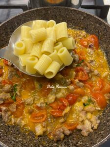Pasta con Salsiccia sbriciolata e Pomodorini freschi: un primo piatto semplice ma ricco di gusto