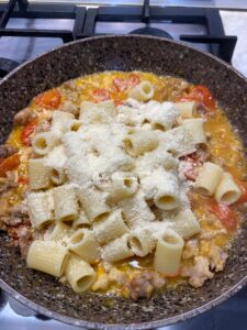 Pasta con Salsiccia sbriciolata e Pomodorini freschi: un primo piatto semplice ma ricco di gusto