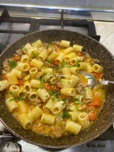 Pasta con Salsiccia sbriciolata e Pomodorini freschi: un primo piatto semplice ma ricco di gusto