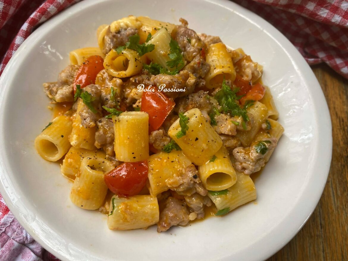 Pasta con Salsiccia sbriciolata e Pomodorini freschi: un primo piatto semplice ma ricco di gusto