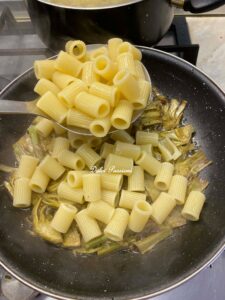 Pasta con Carciofi e Guanciale croccante: il primo piatto rustico che profuma di Tradizione