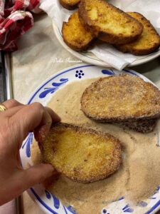 Pane fritto con Zucchero profumato alla Cannella: il Dolce semplice che profuma di Tradizione
