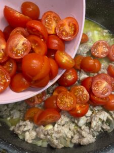 Orecchiette con Salsiccia e Pomodorini alla Pugliese: Il sapore autentico della Tradizione che conquista al primo assaggio!