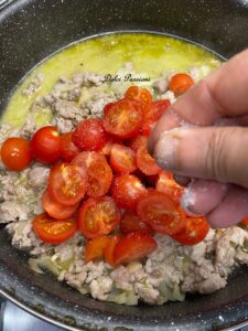 Orecchiette con Salsiccia e Pomodorini alla Pugliese: Il sapore autentico della Tradizione che conquista al primo assaggio!