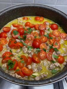 Orecchiette con Salsiccia e Pomodorini alla Pugliese: Il sapore autentico della Tradizione che conquista al primo assaggio! Orecchiette con Salsiccia e Pomodorini alla Pugliese: Il sapore autentico della Tradizione che conquista al primo assaggio!