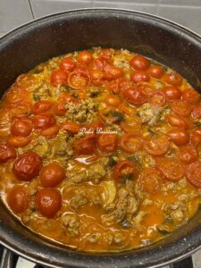 Orecchiette con Salsiccia e Pomodorini alla Pugliese: Il sapore autentico della Tradizione che conquista al primo assaggio! Orecchiette con Salsiccia e Pomodorini alla Pugliese: Il sapore autentico della Tradizione che conquista al primo assaggio!