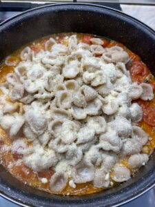 Orecchiette con Salsiccia e Pomodorini alla Pugliese: Il sapore autentico della Tradizione che conquista al primo assaggio!
