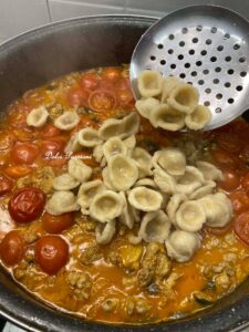 Orecchiette con Salsiccia e Pomodorini alla Pugliese: Il sapore autentico della Tradizione che conquista al primo assaggio! Orecchiette con Salsiccia e Pomodorini alla Pugliese: Il sapore autentico della Tradizione che conquista al primo assaggio!