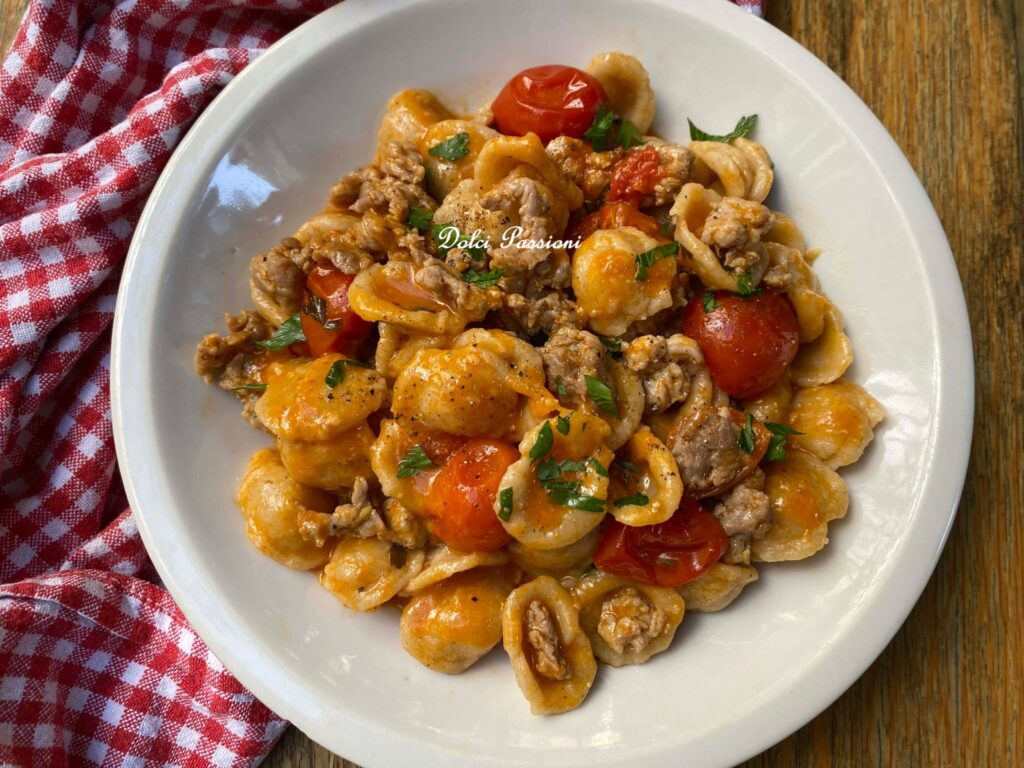 Orecchiette con Salsiccia e Pomodorini alla Pugliese: Il sapore autentico della Tradizione che conquista al primo assaggio!