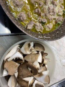 Funghi Cardoncelli con Salsiccia e Olive: il sapore autentico della cucina di casa Palasciano