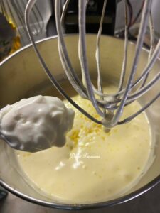 Plumcake alle Fragole e Yogurt Greco: Soffice, Profumato e Irresistibile Plumcake alle Fragole e Yogurt Greco: Soffice, Profumato e Irresistibile