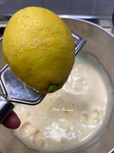 Plumcake alle Fragole e Yogurt Greco: Soffice, Profumato e Irresistibile Plumcake alle Fragole e Yogurt Greco: Soffice, Profumato e Irresistibile