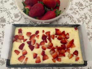 Plumcake alle Fragole e Yogurt Greco: Soffice, Profumato e Irresistibile Plumcake alle Fragole e Yogurt Greco: Soffice, Profumato e Irresistibile