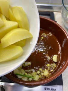 Zuppa di Patate e Carciofi: la ricetta Pugliese di Mamma Cesaria che profuma di Casa