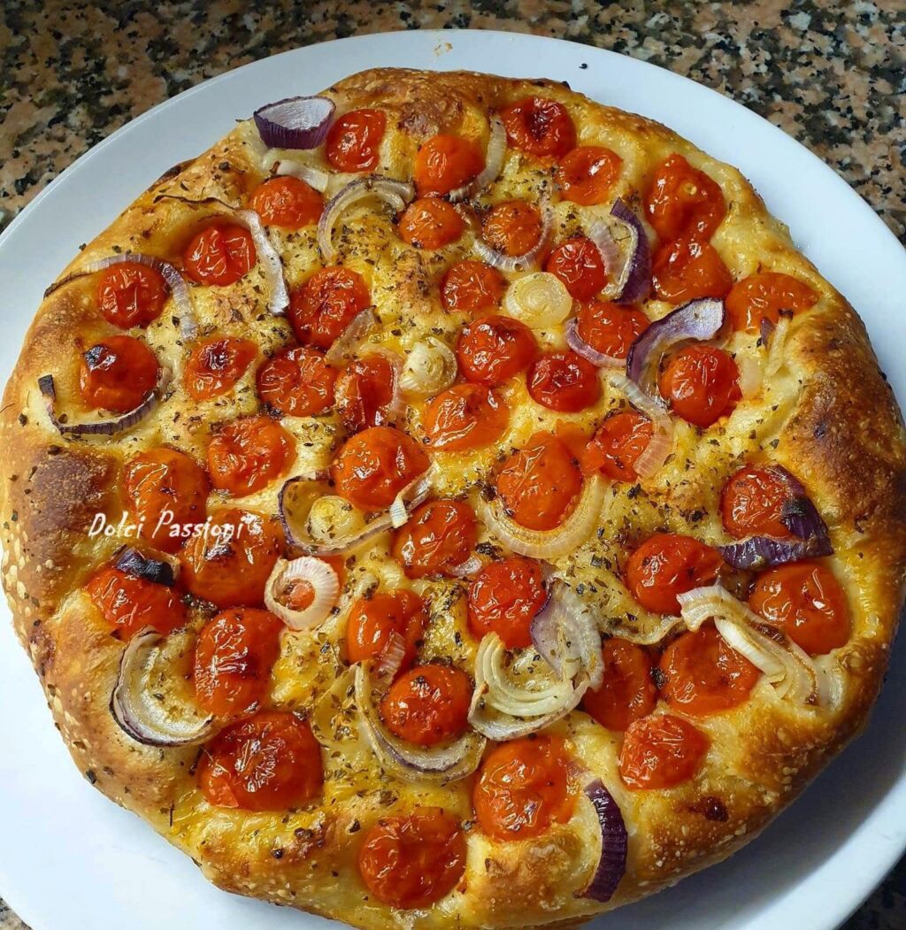 Focaccia Pugliese con Cipolle di Acquaviva e Pomodorini: soffice, dorata e irresistibile