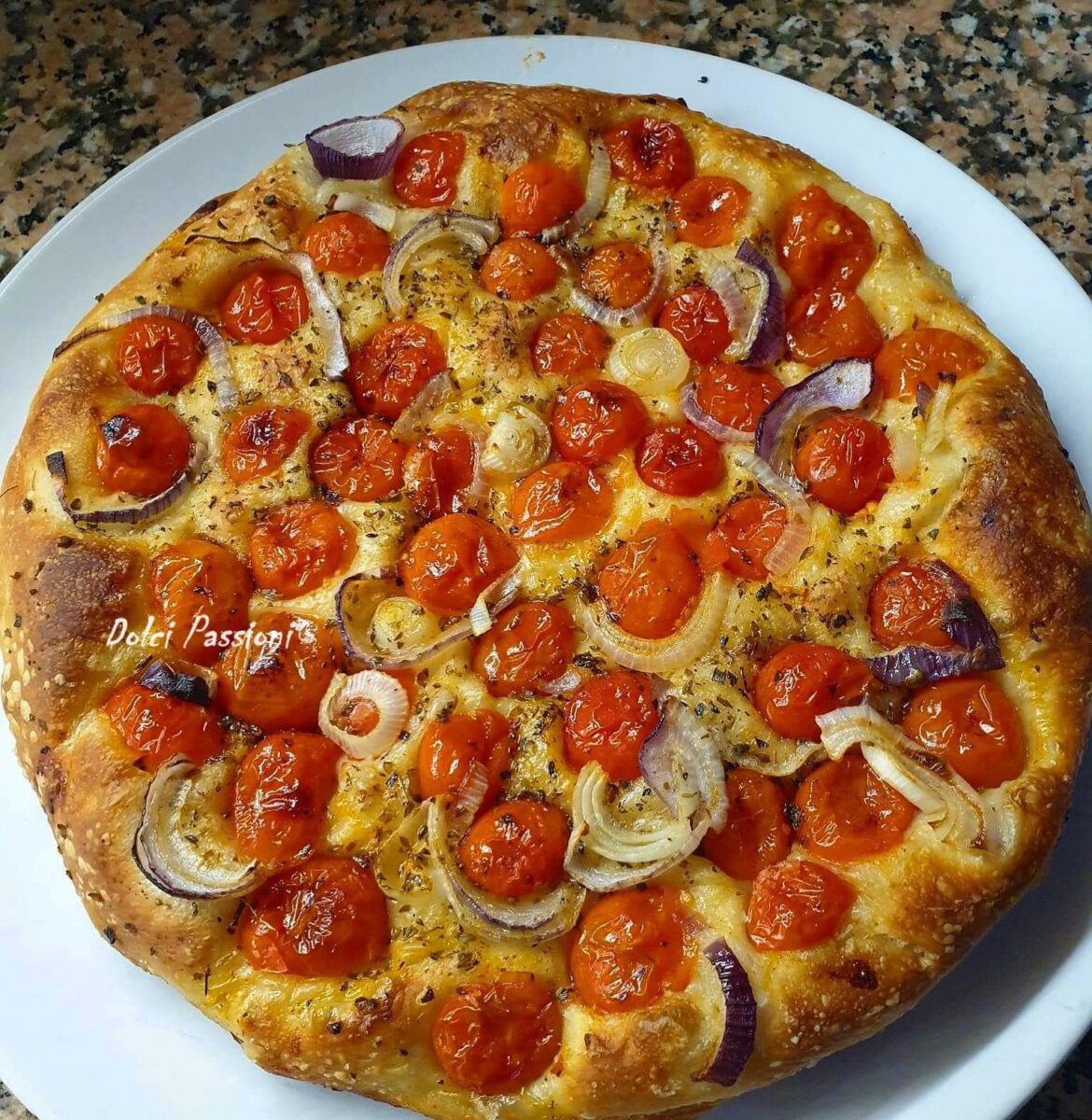 Focaccia Pugliese con Cipolle di Acquaviva e Pomodorini: soffice, dorata e irresistibile