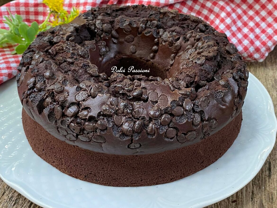 Ciambellone soffice al Cioccolato: alto, goloso e irresistibilmente morbido