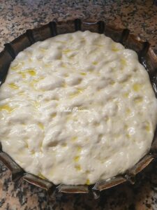 Focaccia Pugliese con Cipolle di Acquaviva e Pomodorini: soffice, dorata e irresistibile