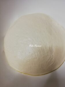 Focaccia Pugliese con Cipolle di Acquaviva e Pomodorini: soffice, dorata e irresistibile