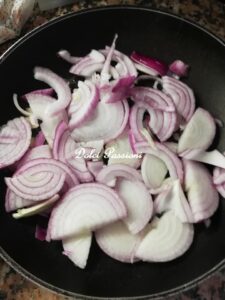 Focaccia Pugliese con Cipolle di Acquaviva e Pomodorini: soffice, dorata e irresistibile