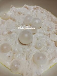 Focaccia Pugliese con Cipolle di Acquaviva e Pomodorini: soffice, dorata e irresistibile