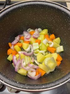 Minestra di Cavolo Viola, Patate e Carote: Comfort food genuino e colorato