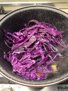 Minestra di Cavolo Viola, Patate e Carote: Comfort food genuino e colorato