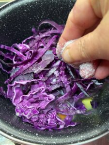 Minestra di Cavolo Viola, Patate e Carote: Comfort food genuino e colorato